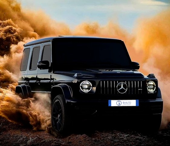 Mercedes-AMG G63 nera con scia di sabbia